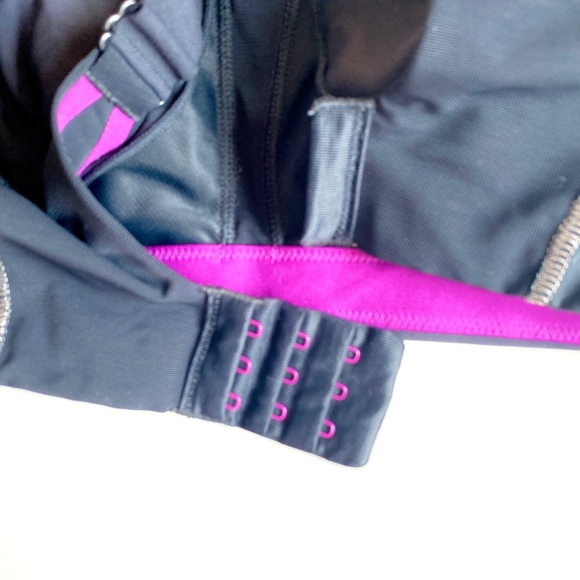 Under Armour Sports Bra - Picture 7 of 8